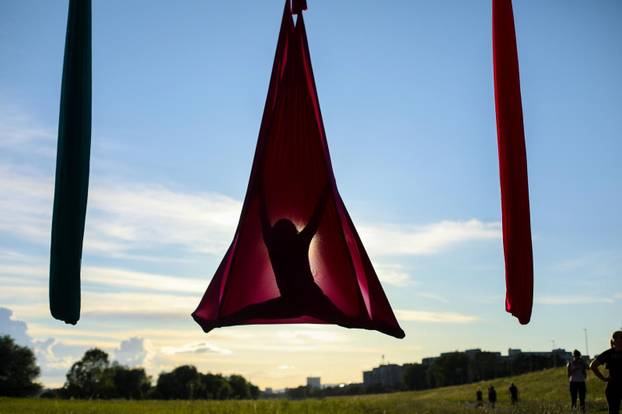 Čarobni ples na svili: Predivne siluete ispod mosta Mladosti