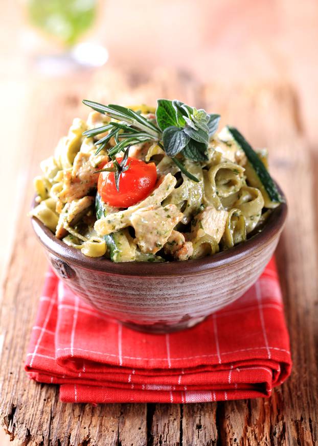 Spinach fettuccine with chicken, basil pesto and cream