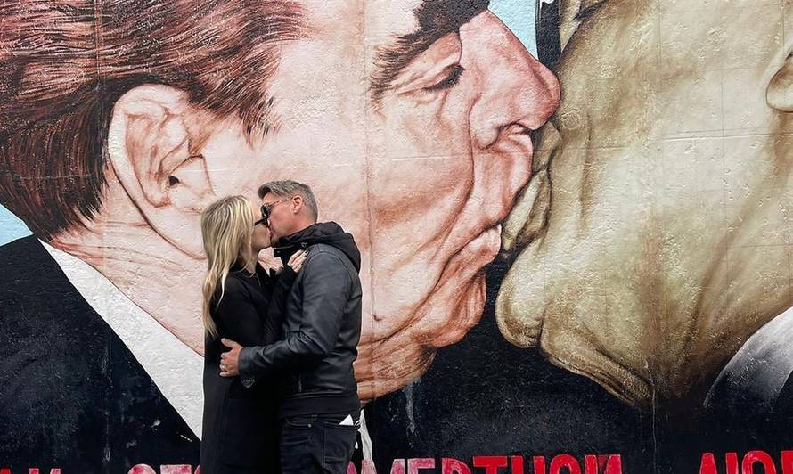 Jelena Veljača otputovala je s mužem u Berlin pa su rekreirali poznati poljubac: 'Naš je bolji'