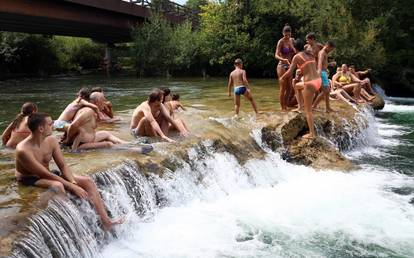Duga Resa: Brojni građani nedjeljno poslijepodne iskoristili na rijeci Mrežnici