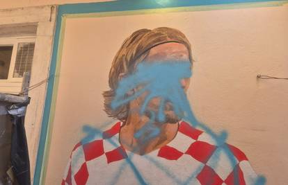 FOTO Sramota u Zadru: Netko je išarao mural Luke Modrića!