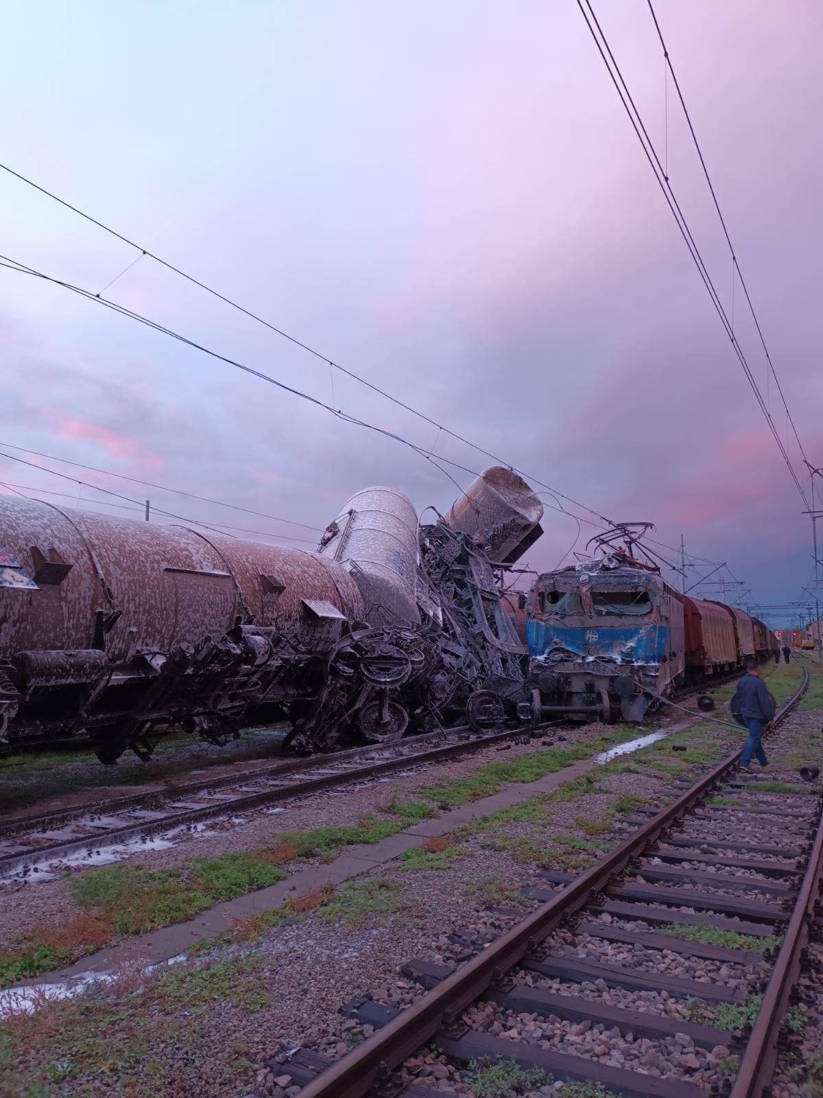 FOTO Šokantne fotografije s mjesta sudara vlaka i cisterne: Čudo da je ovo netko preživio!