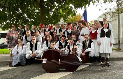 Mladi folkloraši iz KUD Croatia osvojili Pariz! Zlatna medalja za 'Mali Lado' iz Prečkog...