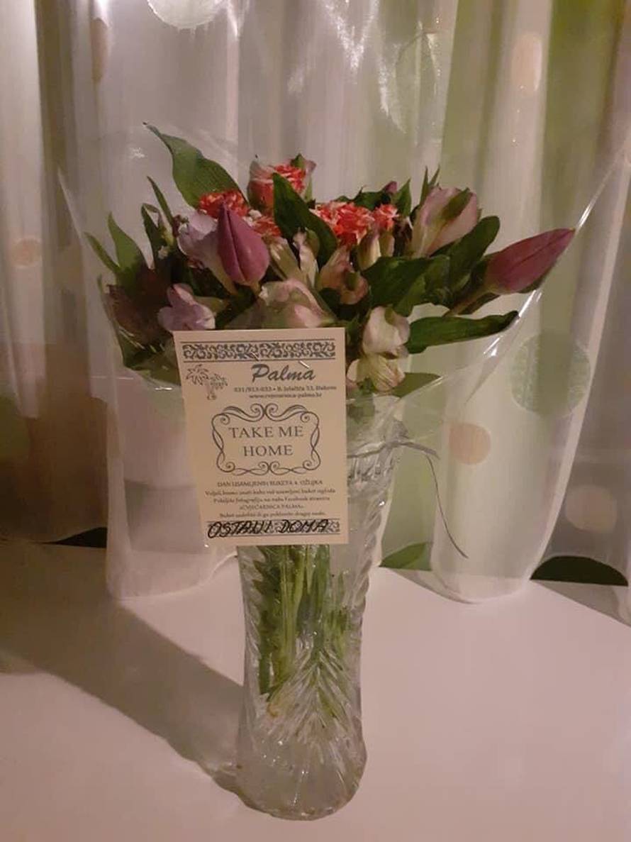 Ljudskost na djelu: Teta Ružica svoje kupce daruje buketima...