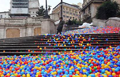 Bacio 500.000 loptica niz čuvene stepenice u Rimu