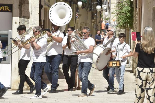 Šibenik: Povodom Dana Državnosti Šibenska narodna glazba svirala gradskim ulicama
