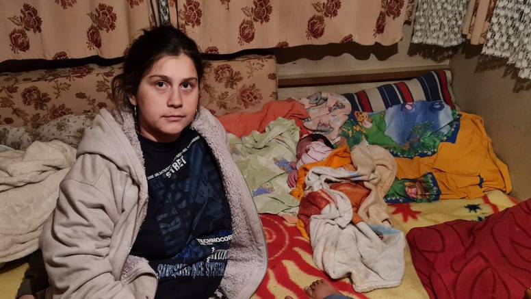 Beba rođena prije 5 dana spava u kamp kućici uz još sedmero ljudi: 'Tužni smo i strah nas je'