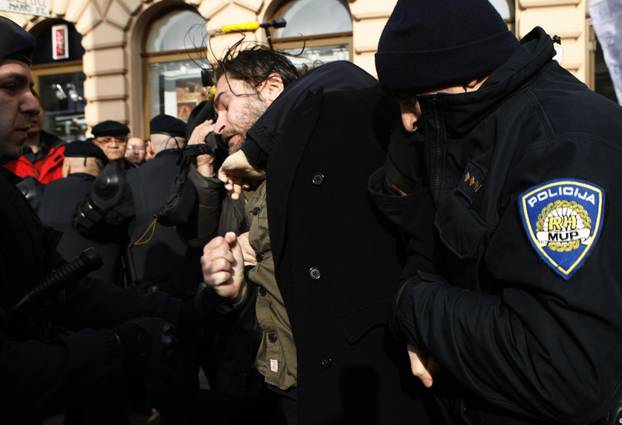ARHIVA: Zagreb: Na prosvjedu protiv EU policija grubo privela nekolicinu prosvjednika