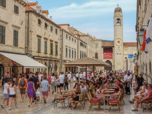 Dubrovnik ljeti, tisuće posjetitelja, ali i bogata ponuda za svakoga