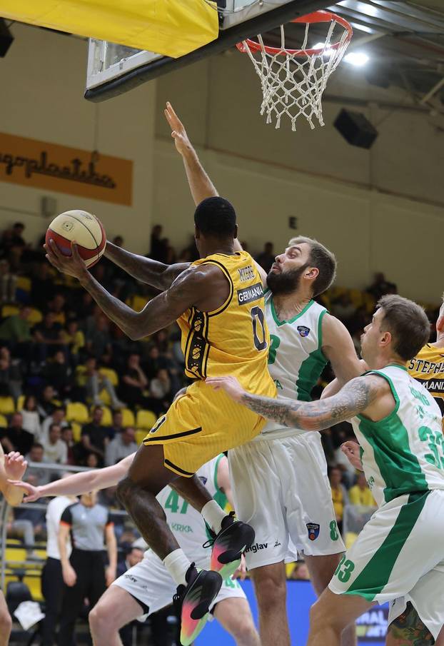 Split: Košarkaši igrali "našminkani" u znak podrške Međunarodnom danu borbe protiv nasilja nad ženama