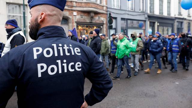 Police officers and employees protest in Brussels