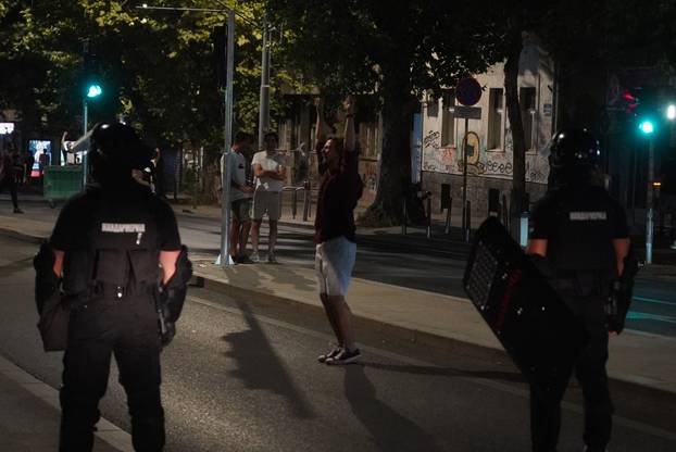 Beograd: Žandarmerija je uništila blokadu kod Strojarskog fakulteta i krenula prema Pravnom