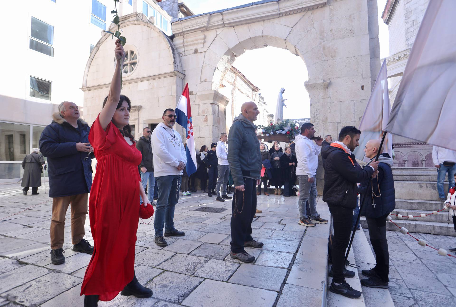 Split: Ana Fridrih Lekić među moliteljima na Peristilu izvela svoj performans