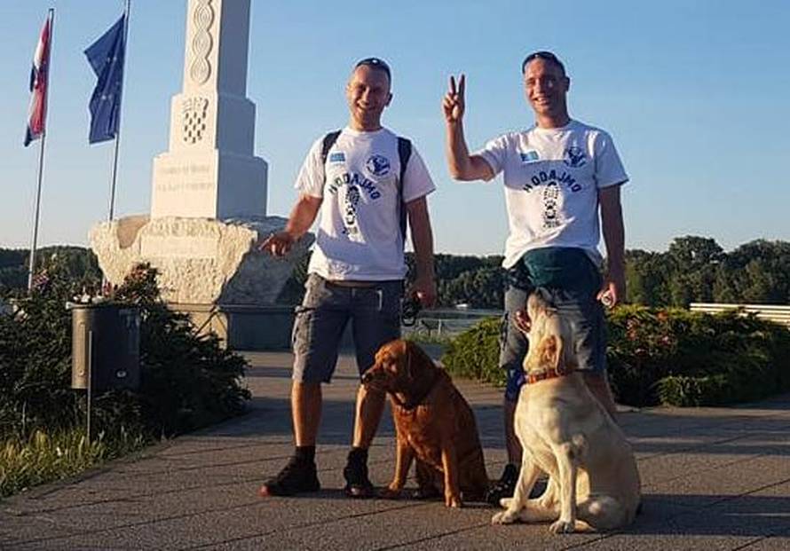 Na svom putu dugom 2000 km spasili su dva izgladnjela psića