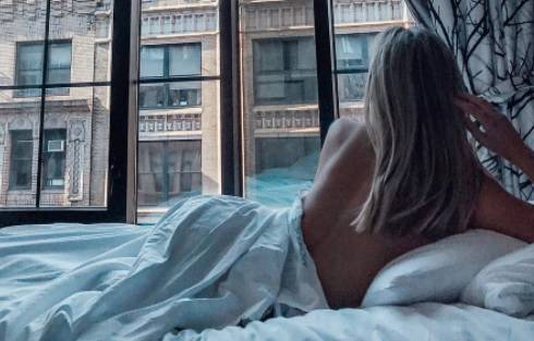 Gola u New Yorku: Sonja Kovač pokazala kako uživa u krevetu