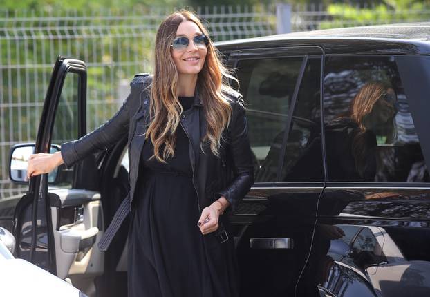 Zagreb: Tatjana Dragovi? i Vlaho Arbuli? s djetetom napustili polikliniku Podobnik