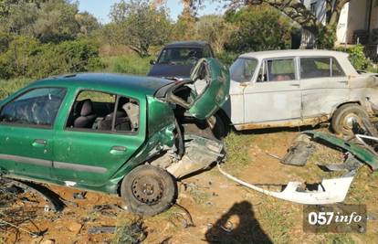 Krš i lom u Zadru: Pijan se zabio u parkirane aute, razbio Clio, u nesreći ozlijeđena djevojka (25)