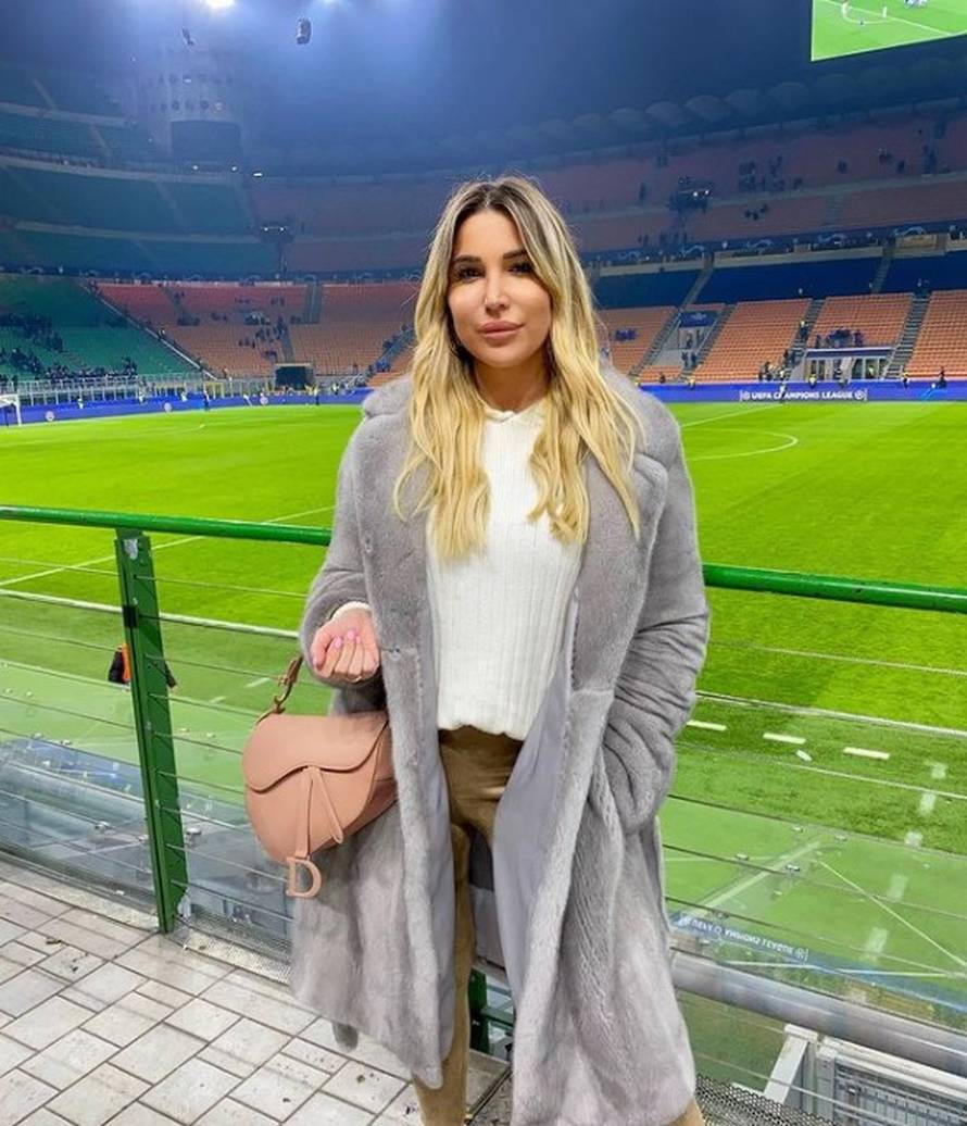 Kakav luksuz: Žena Dinamovca 'bacala' se u snijeg s Prada torbicom optočenom kristalima