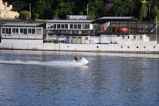 Osijek: Osječani pronašli osvježenje kupanjem na Dravi