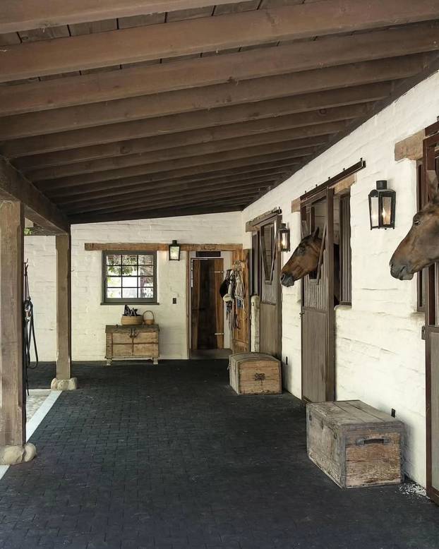 FOTO Zavirite u modernu vilu milijunašice! Ovako izgleda luksuzni ranč Kendall Jenner