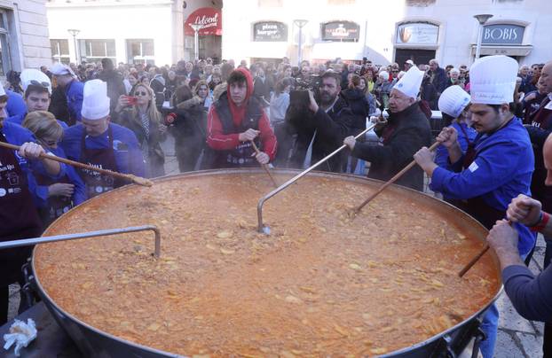 U Splitu građanima podijeljeno pet tisuća porcija bakalara i fritula