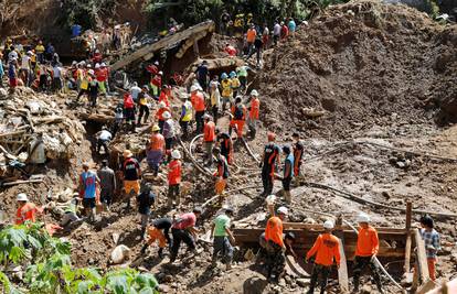 Deseci ljudi nestali u odronu: Lopatama ih pokušavaju spasiti