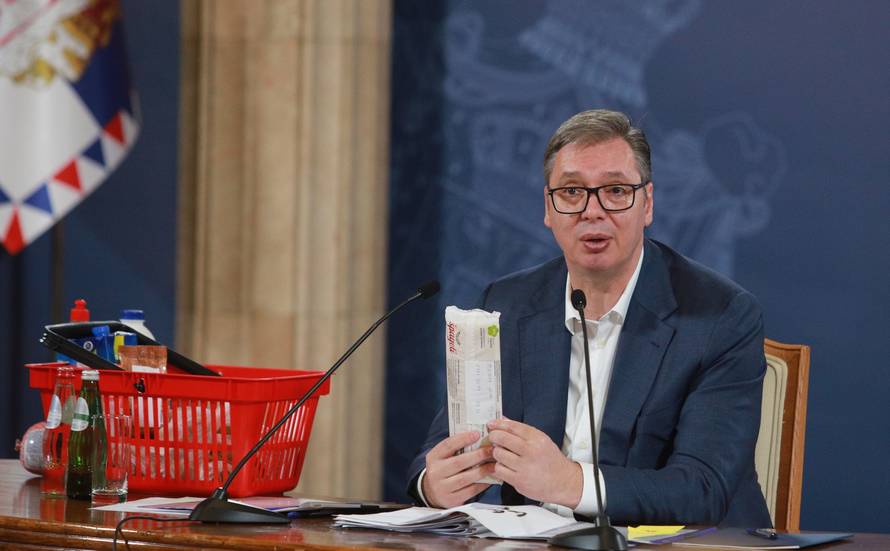 Beograd: Vučić na obraćanju javnosti vadio stvari iz košare i diktirao nove cijene