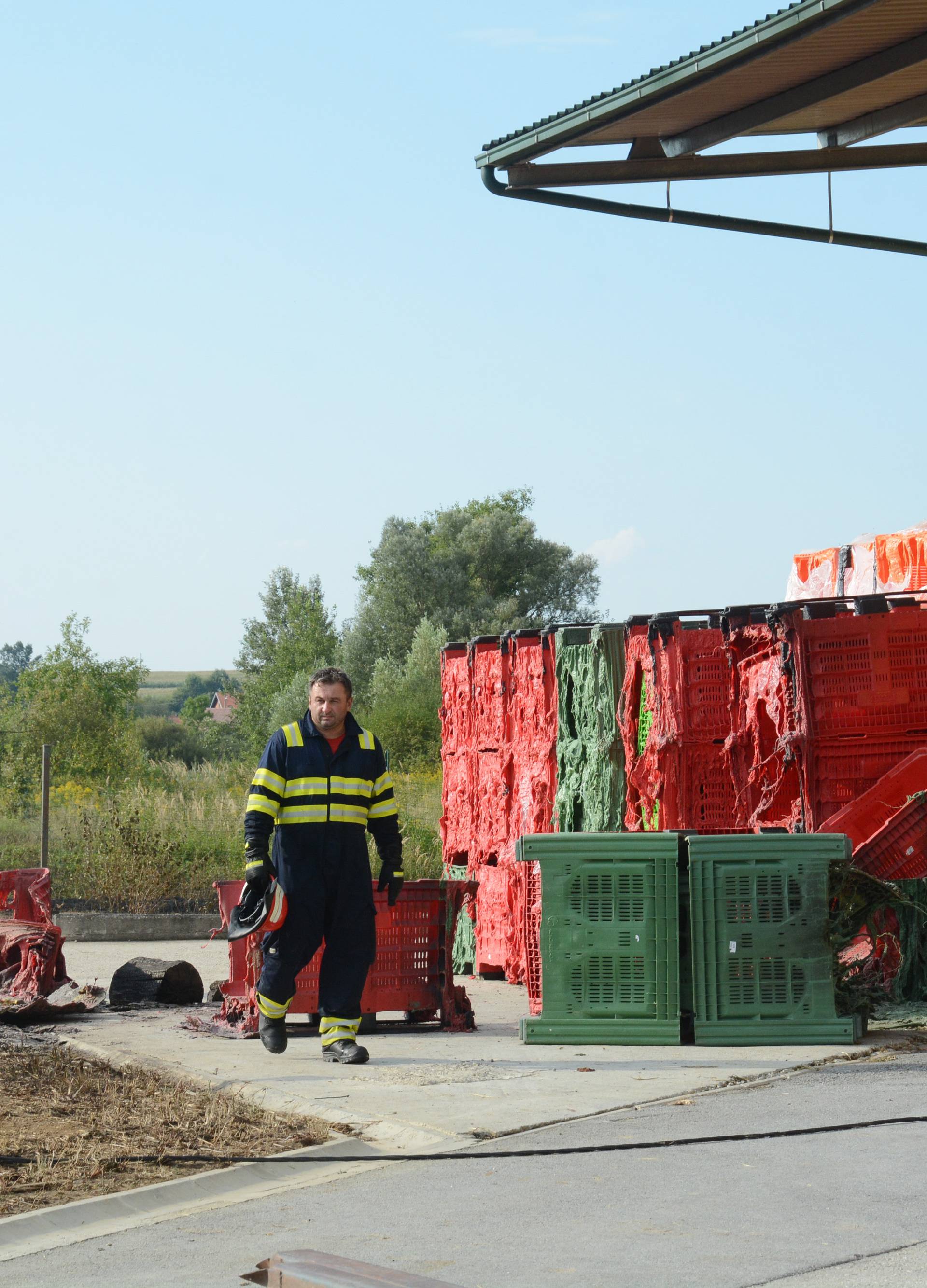 Velika Ludina: 7000 plastiÄnih paleta izgorjelo u skladiÅ¡tu tvrtke FD Fructus