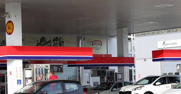 Šibenik: Zbog najavljenog poskupljenja goriva na crpkama se ponovno stvaraju velike gužve