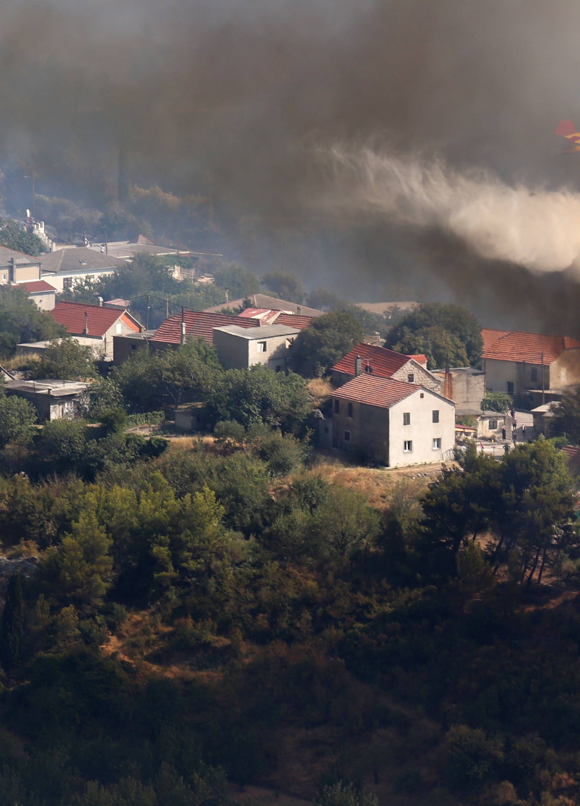 Ozlijeđen je vatrogasac: Požar pokraj Solina pod kontrolom