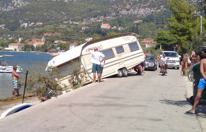 Naglo skrenuo: Kamp prikolica se otkvačila i kliznula na plažu