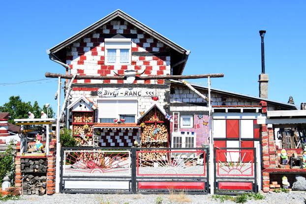 Muškarac u mjestu kod Bjelovara obojao kuću u boje hrvatske zastave i nazvao je  Šahovnica 