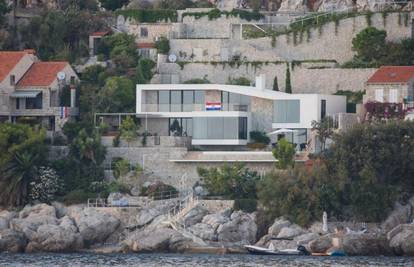 Viduka slavi Oluju:  Na vili kod Dubrovnika istaknuo zastavu