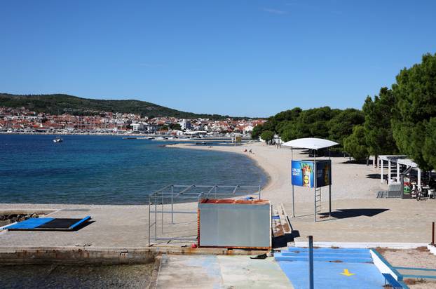 Vodice: Puste i prazne plaže ispred hotela Imperial i Hotel Olympia Sky
