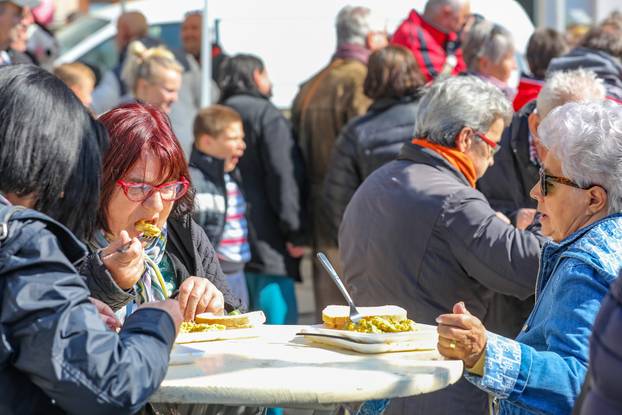 Na pulskoj tržnici propremljena fritaja od 1500 jaja i 10 kilograma šparoga