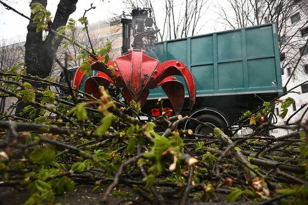 Zagreb: Olujni vjetar rušio bicikle i skele 
