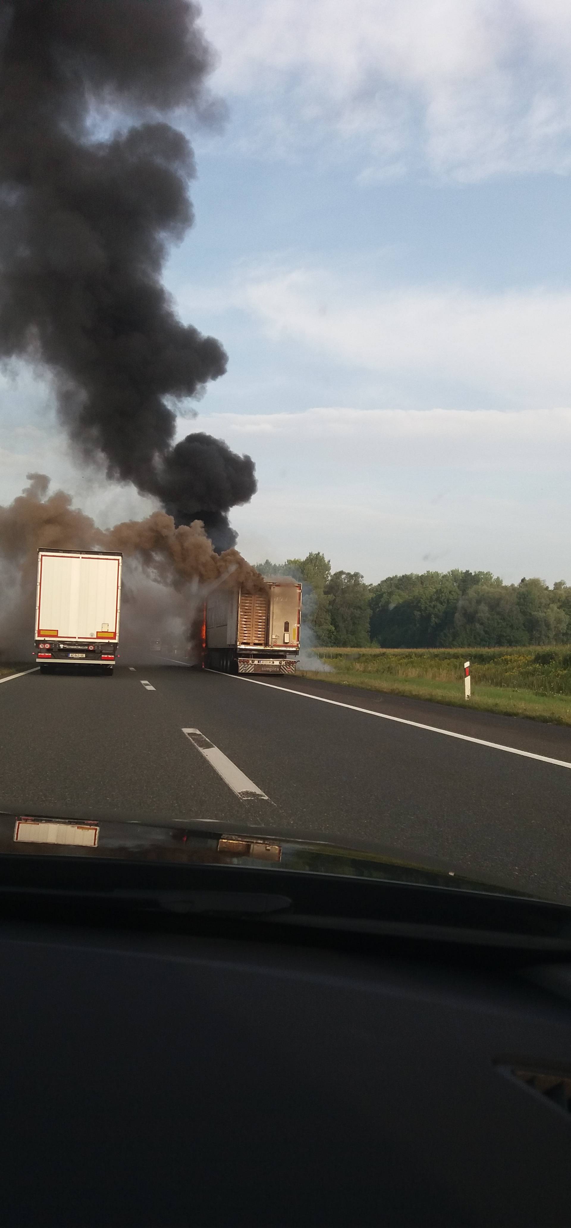 Prevozio voće: Na autocesti A3 planuo i izgorio šleper iz Srbije