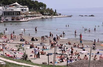 FOTO Bačvice su pune kupača, kao da smo usred ljetne sezone