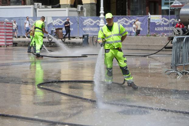 Zagreb: Radnici Čistoće čiste trg nakon slavlja maturanata