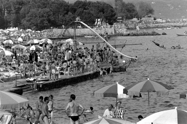 Opatija: Brojni posjetitelji uživaju u kupanju i sunčanju, kolovoz 1990.