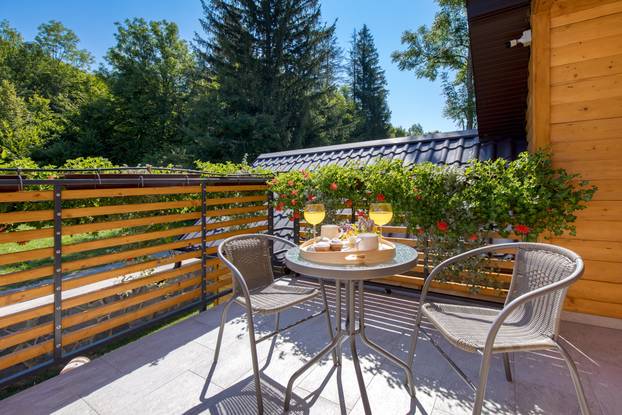 FOTO Kuću za odmor Mali Medo kod rodnog sela Nikole Tesle u Lici okružuje pravi prirodni raj