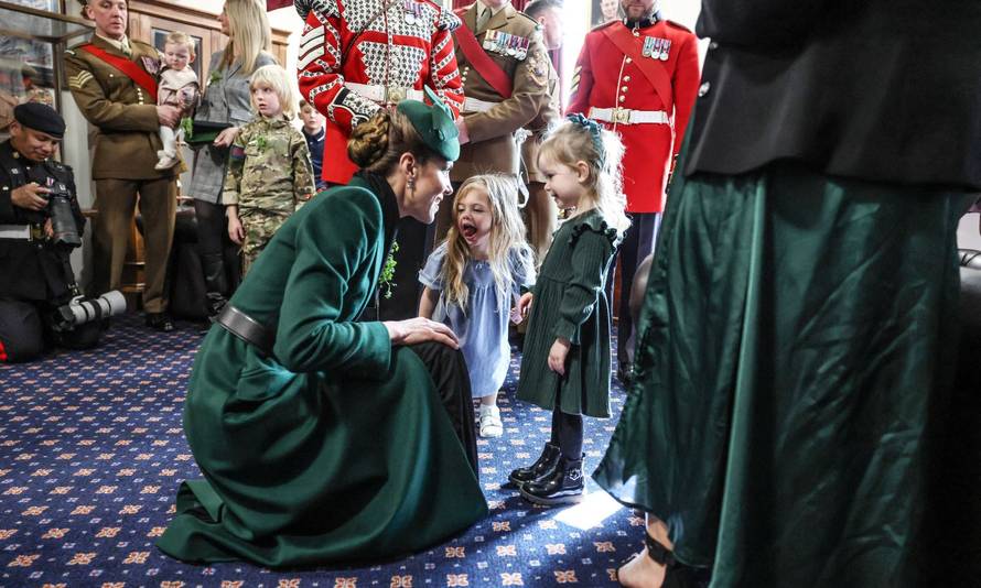 VIDEO Djevojčica (3) skočila na Kate: Pogledajte njenu reakciju