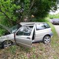 Auto sletio s ceste i udario u stablo, vozač završio u bolnici