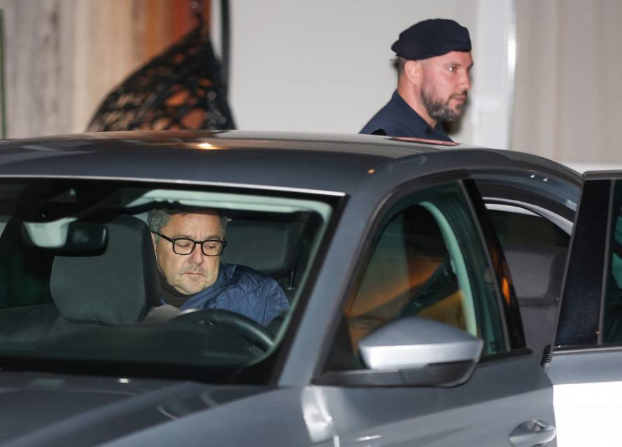 Zagreb: Izlazak Andrije Mikulića i inspektora iz kuće nakon opsežne pretrage