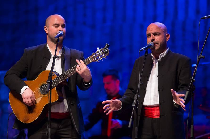 Publika nije prestajala pljeskati klapama Iskon, Šufit i Cambi