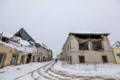 Razrušeni centar Petrinje pod snijegom