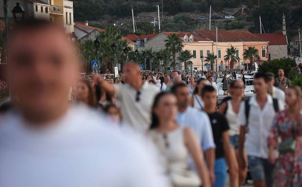 Vela Luka: Ljudi se okupljaju i pripremaju za koncert "Trag u beskraju"