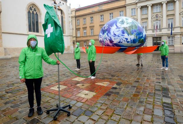 Zagreb: Članovi Greenpeacea na Markov trg donijeli planetu Zemlju spojenu na infuziju