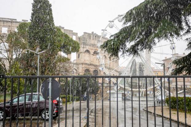 U Puli od ranog jutra pada gusti snijeg