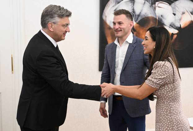 Zagreb: Andrej Plenković uručio Domovnicu Stipi Miočiću i njegovoj obitelji